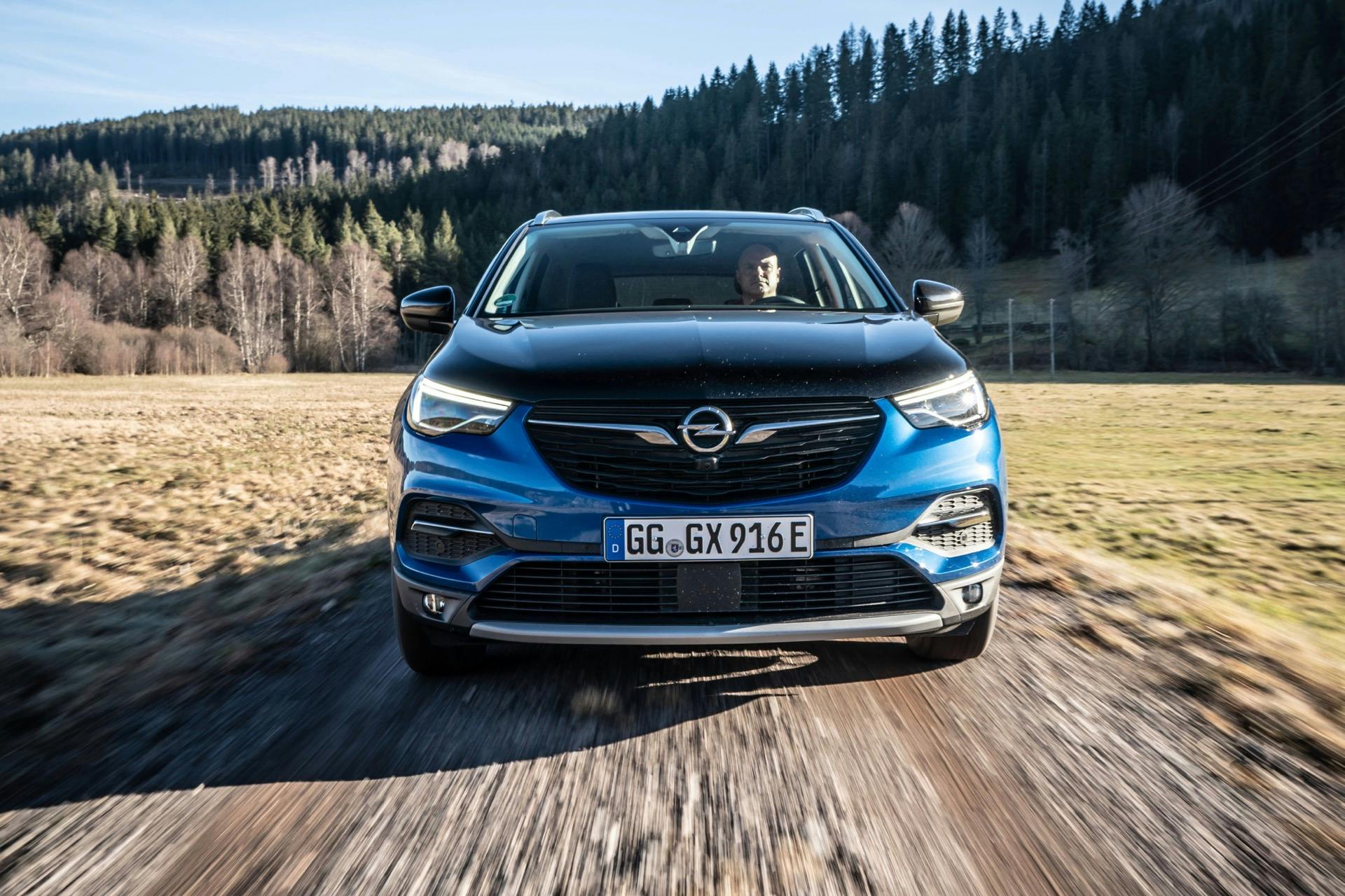 Opel Grandland X Hybrid4 Auto su fondo sterrato