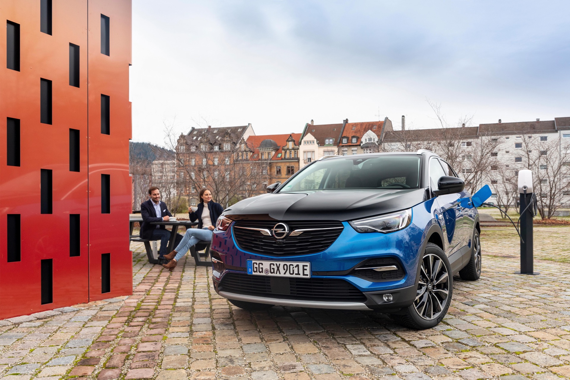 Opel Grandland X Hybrid4 Bicolore ferma alla colonnina di ricarica
