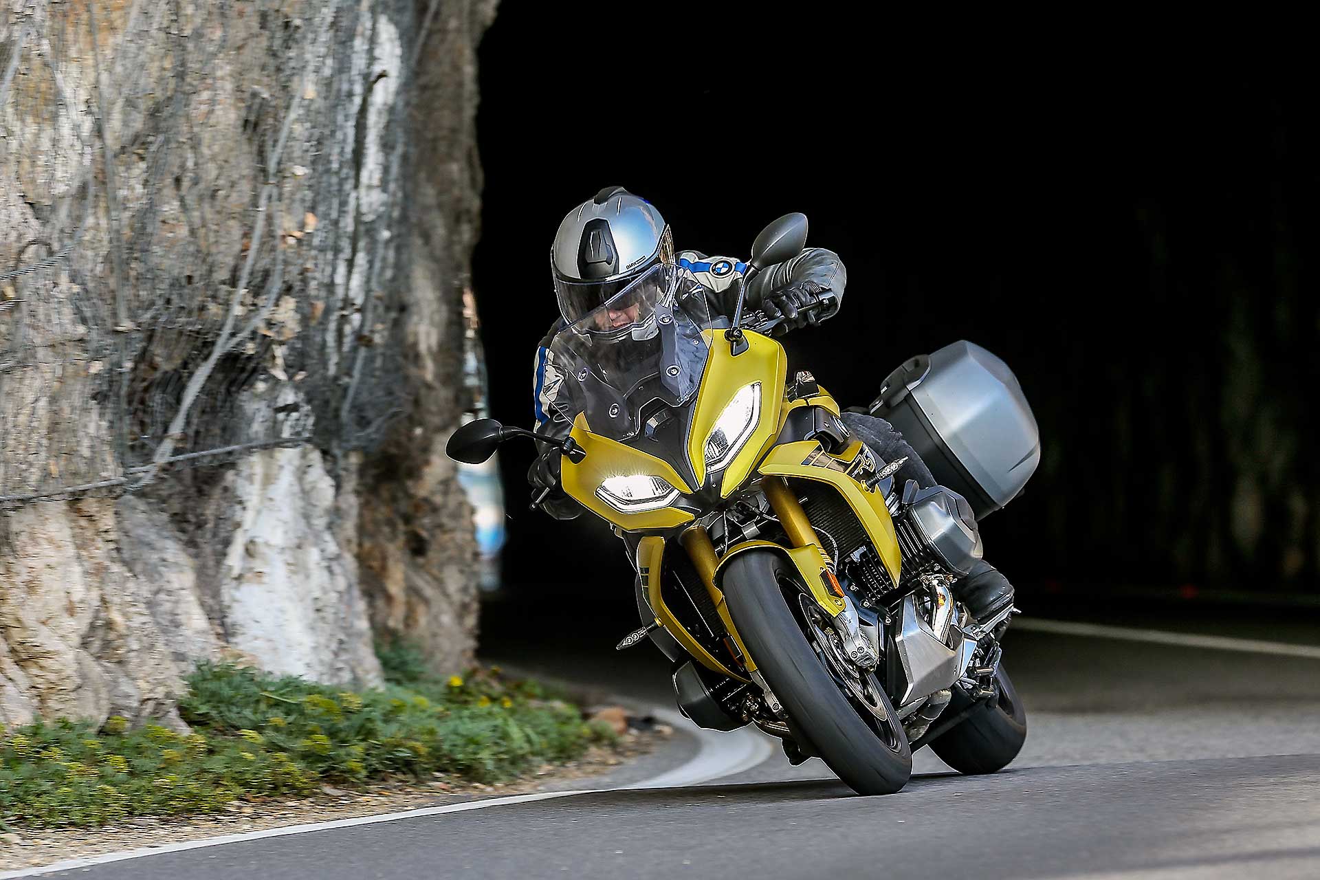 BMW R 1250 RS 2020 in azione uscita da galleria