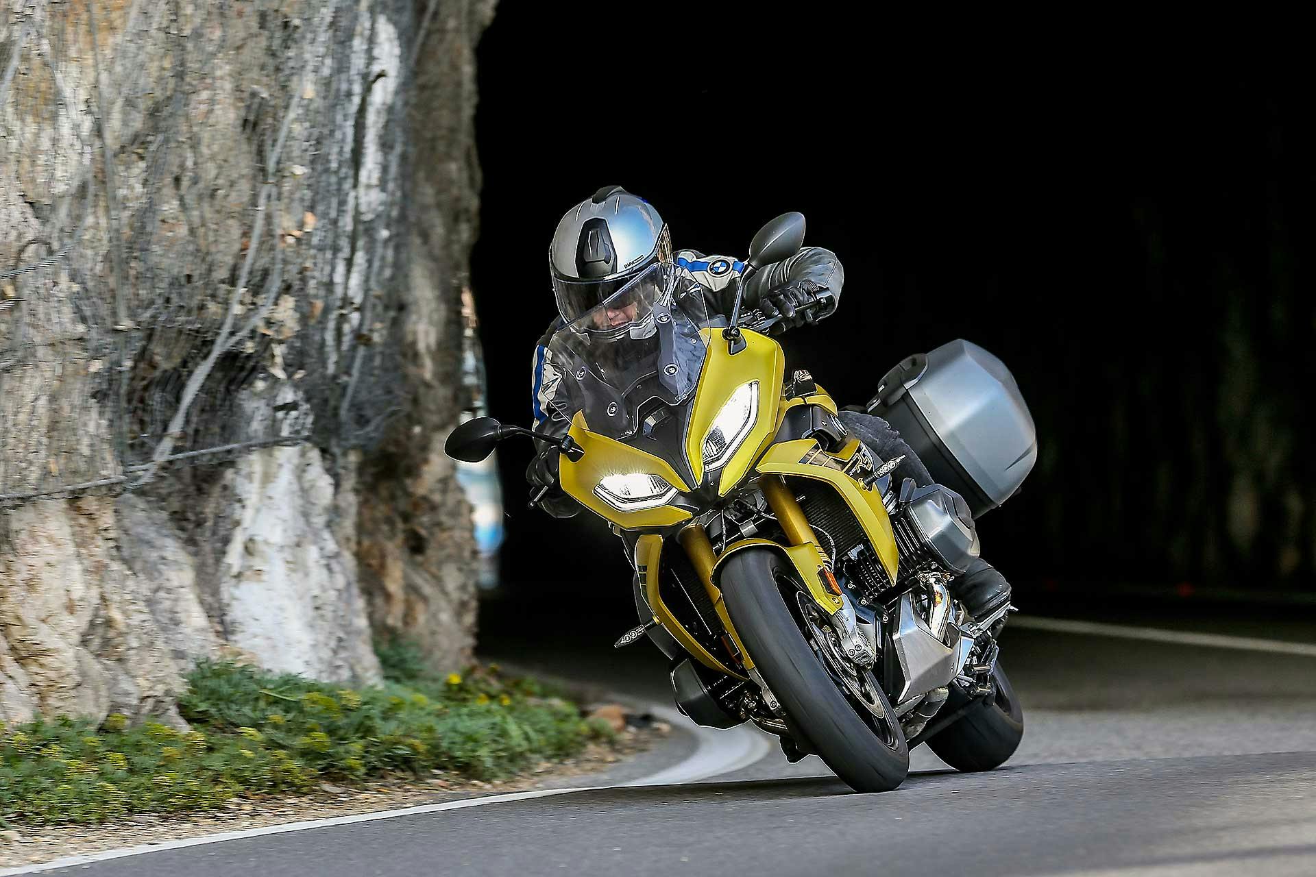 BMW R 1250 RS 2020 in azione uscita da galleria