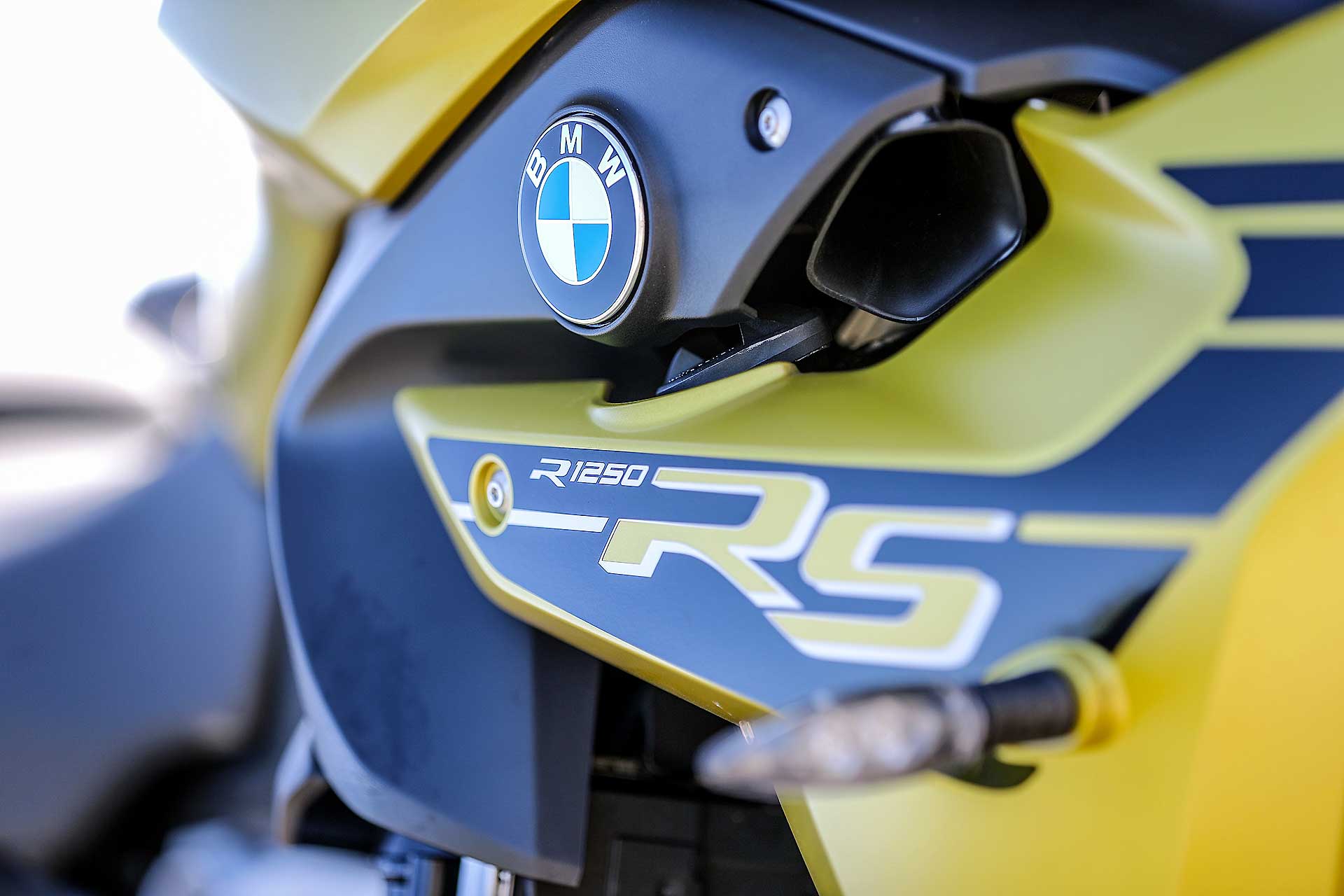 BMW R 1250 RS 2020 particolare logo RS