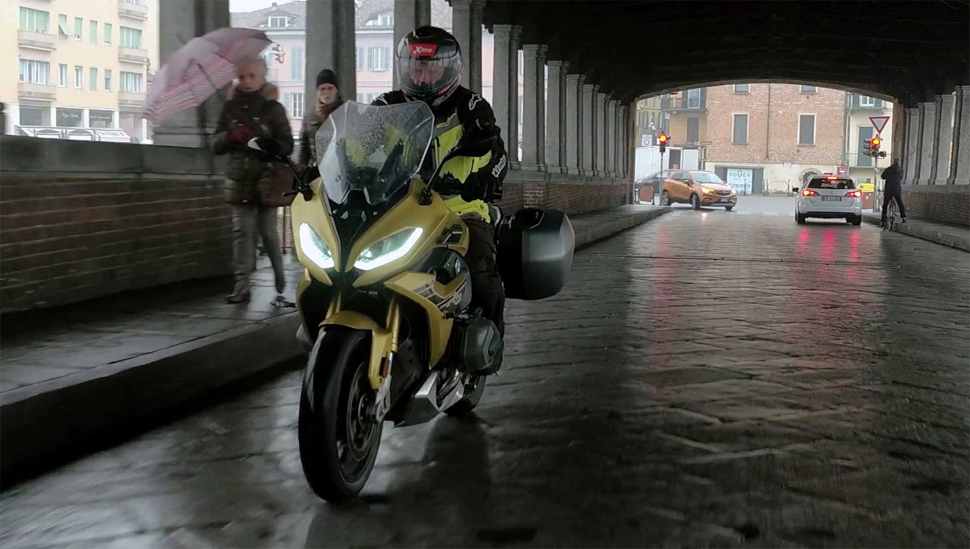 BMW R 1250 RS 2020 moto sotto il ponte coperto pavia