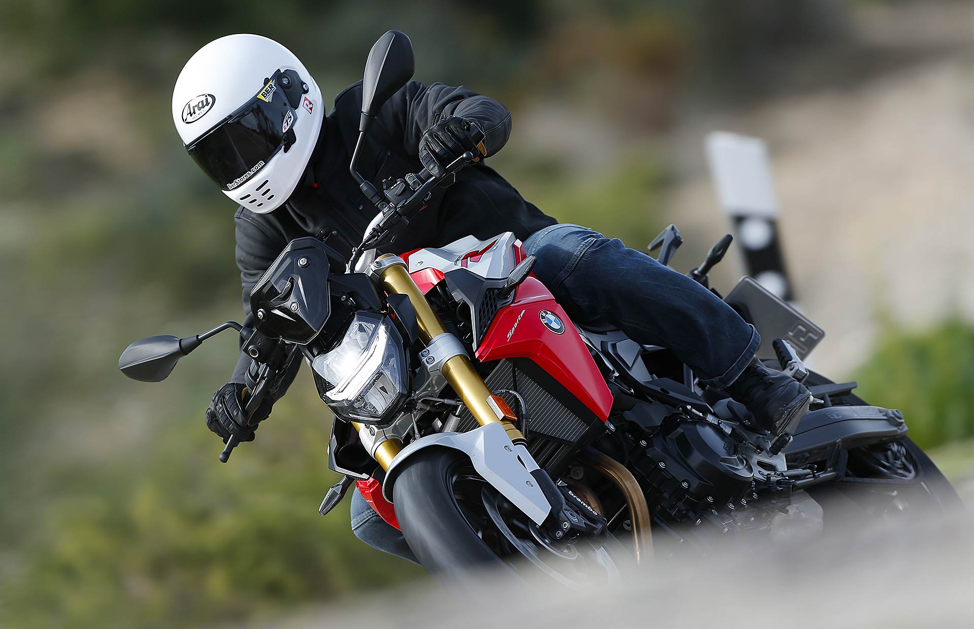 BMW F 900 R 2020 bianca e rossa in azione in curva