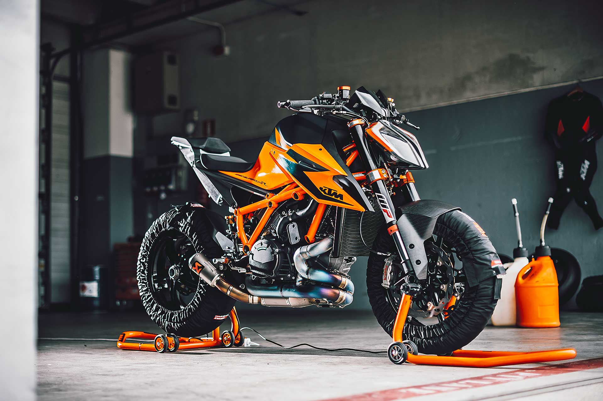 KTM 1290 Super Duke R 2020 Track in pista con termocoperte