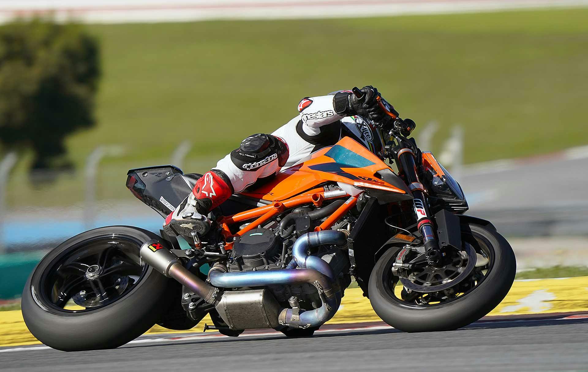 KTM 1290 Super Duke R 2020 azione in pista