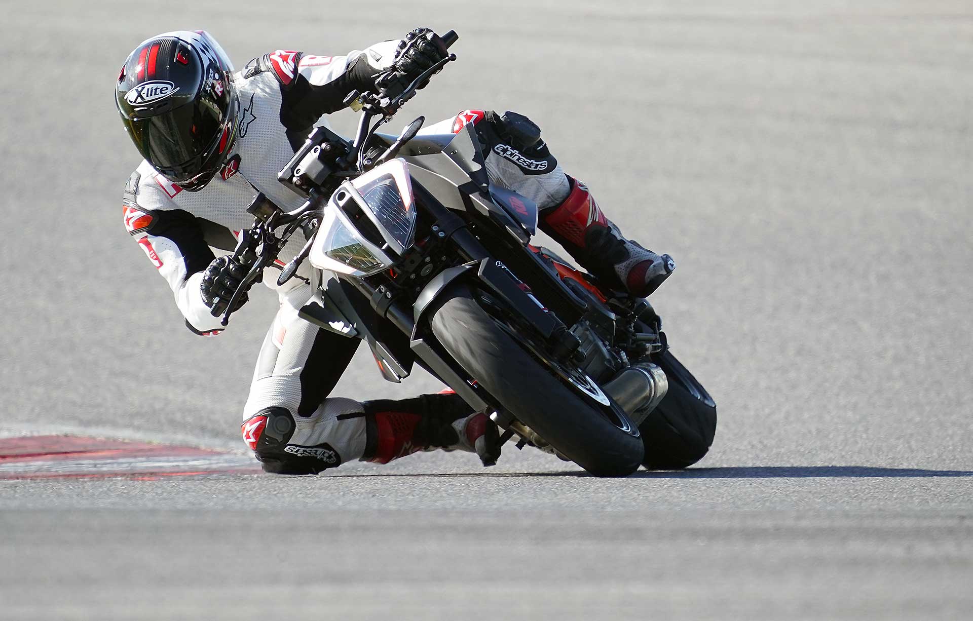 KTM 1290 Super Duke R 2020 Azione in pista a portimao