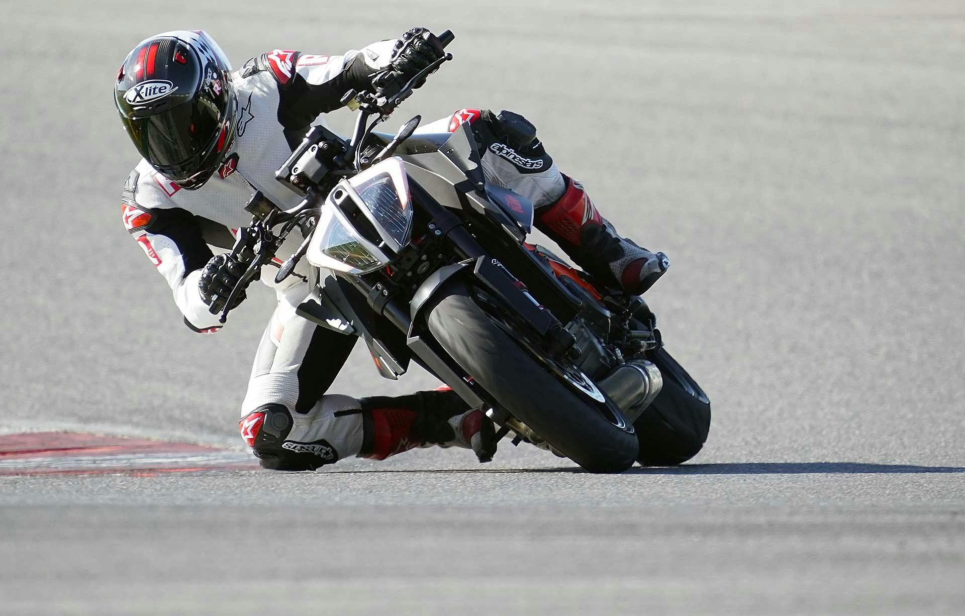 KTM 1290 Super Duke R 2020 Azione in pista a portimao