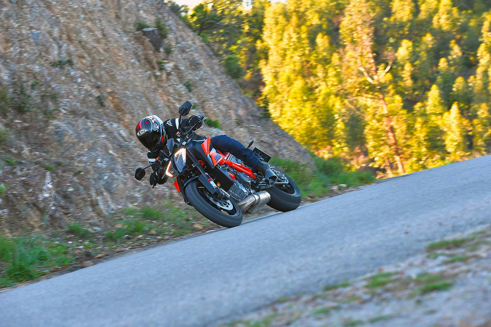 KTM 1290 Super Duke R 2020 Arancio Azione su strada