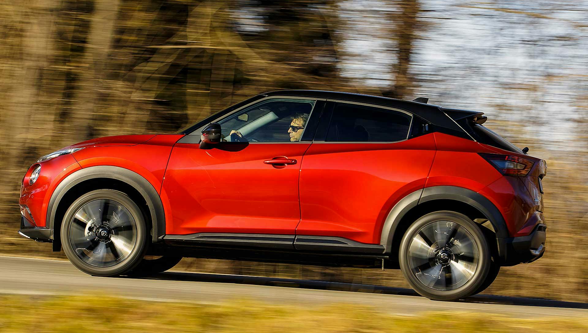 Nissan Juke 2020 arancione in movimento