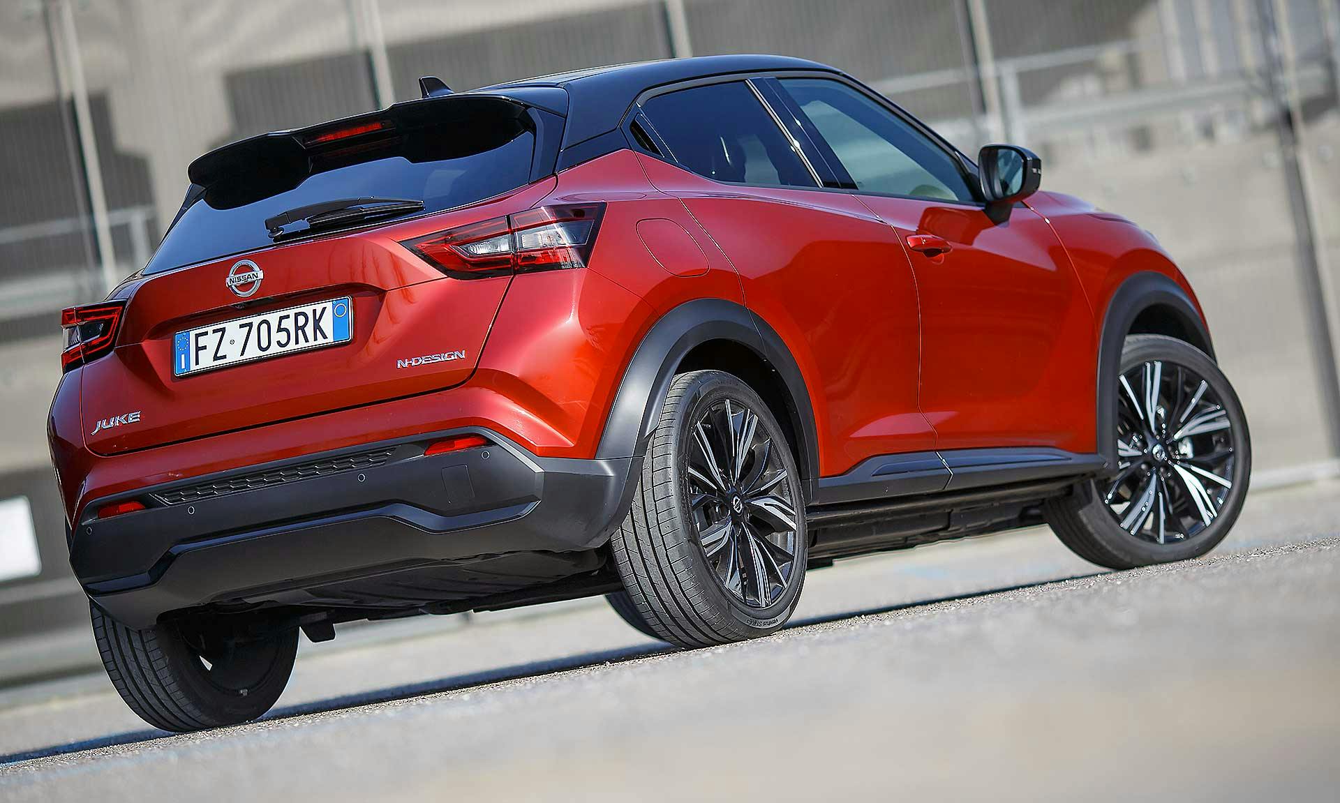 Nissan Juke 2020 arancione statica 3/4 posteriore