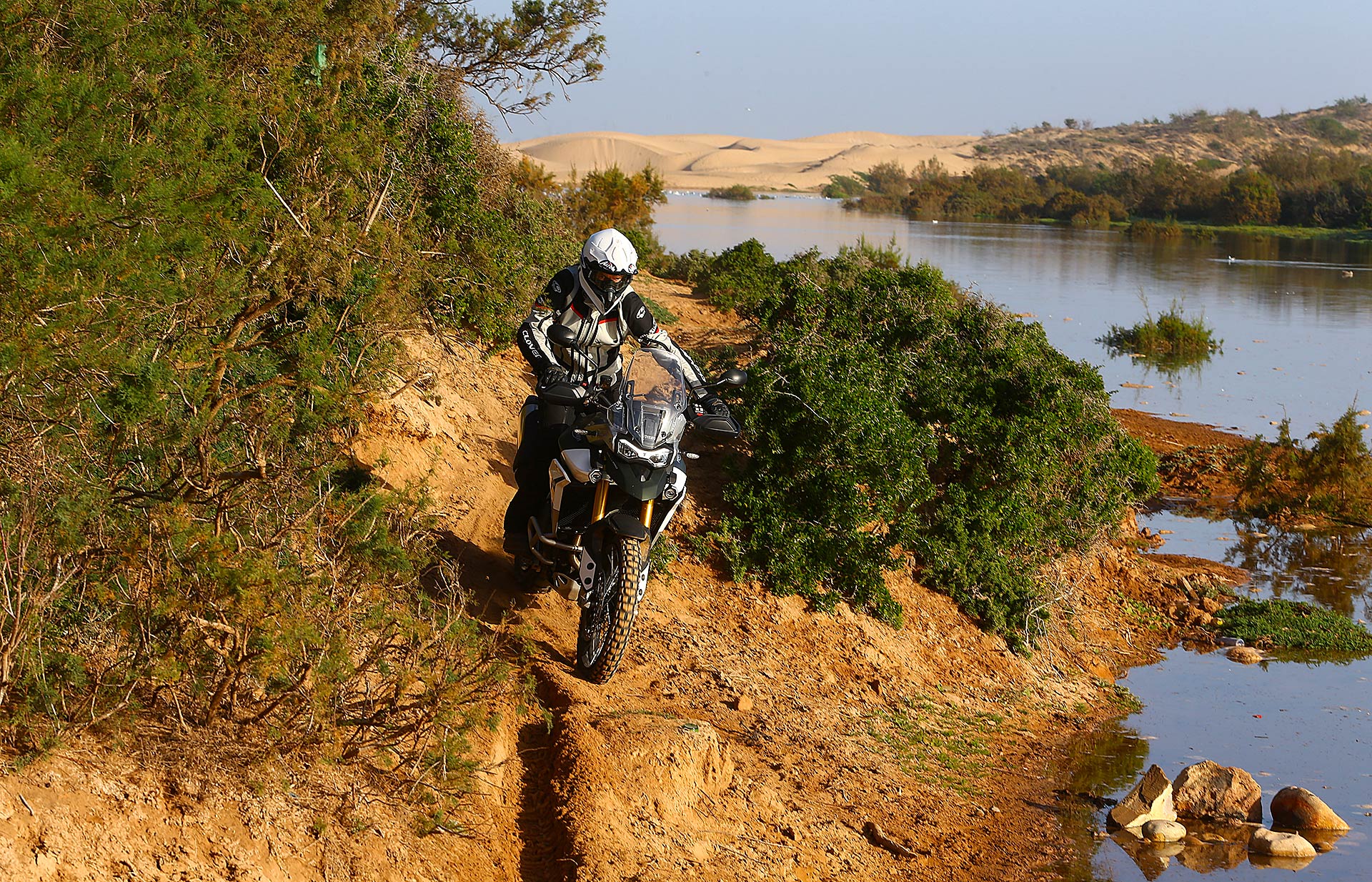 Triumph Tiger 900 Rally Pro passaggio tecnico in fuoristrada