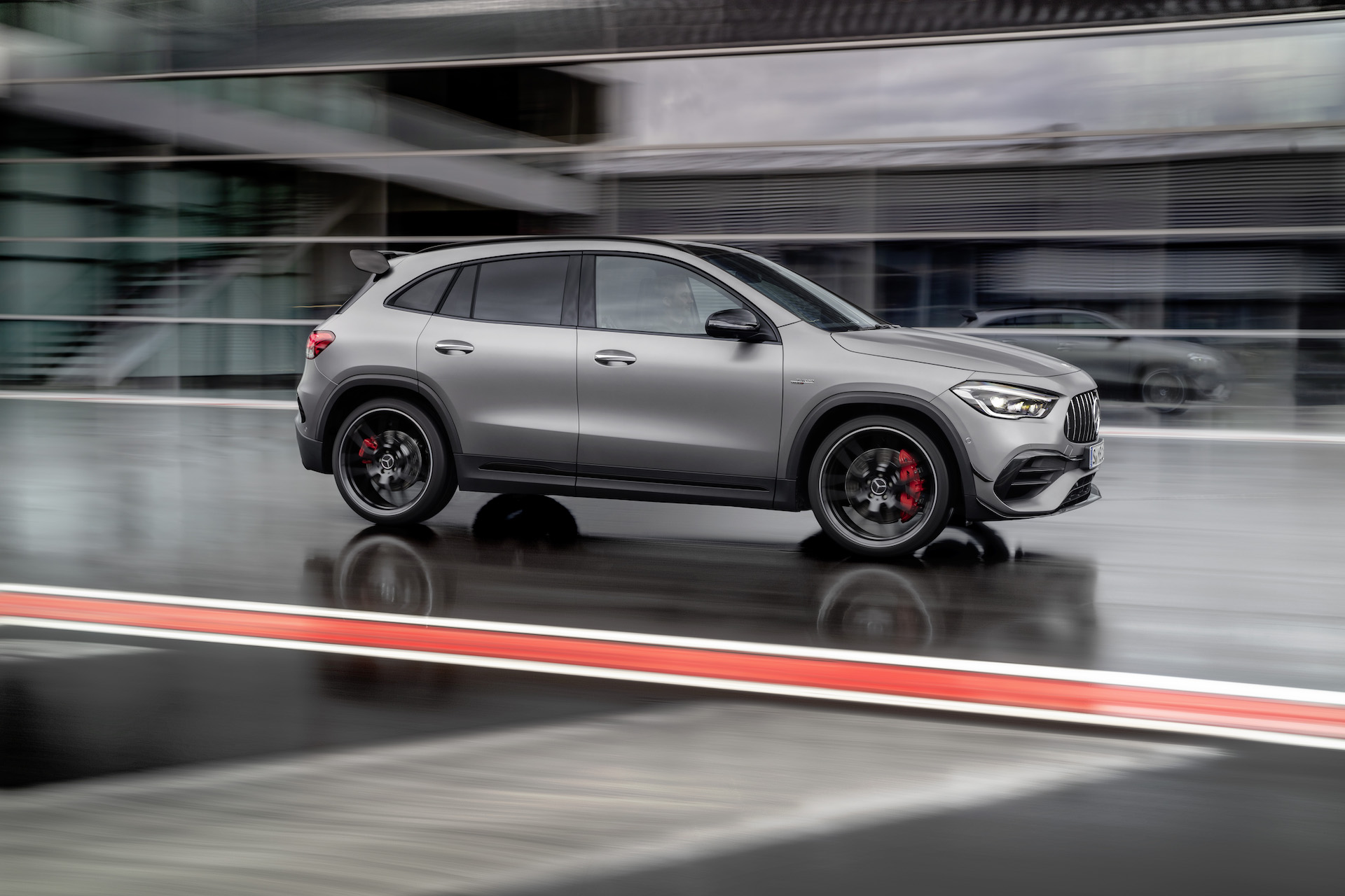 Mercedes-AMG GLA45 S vista laterale movimento
