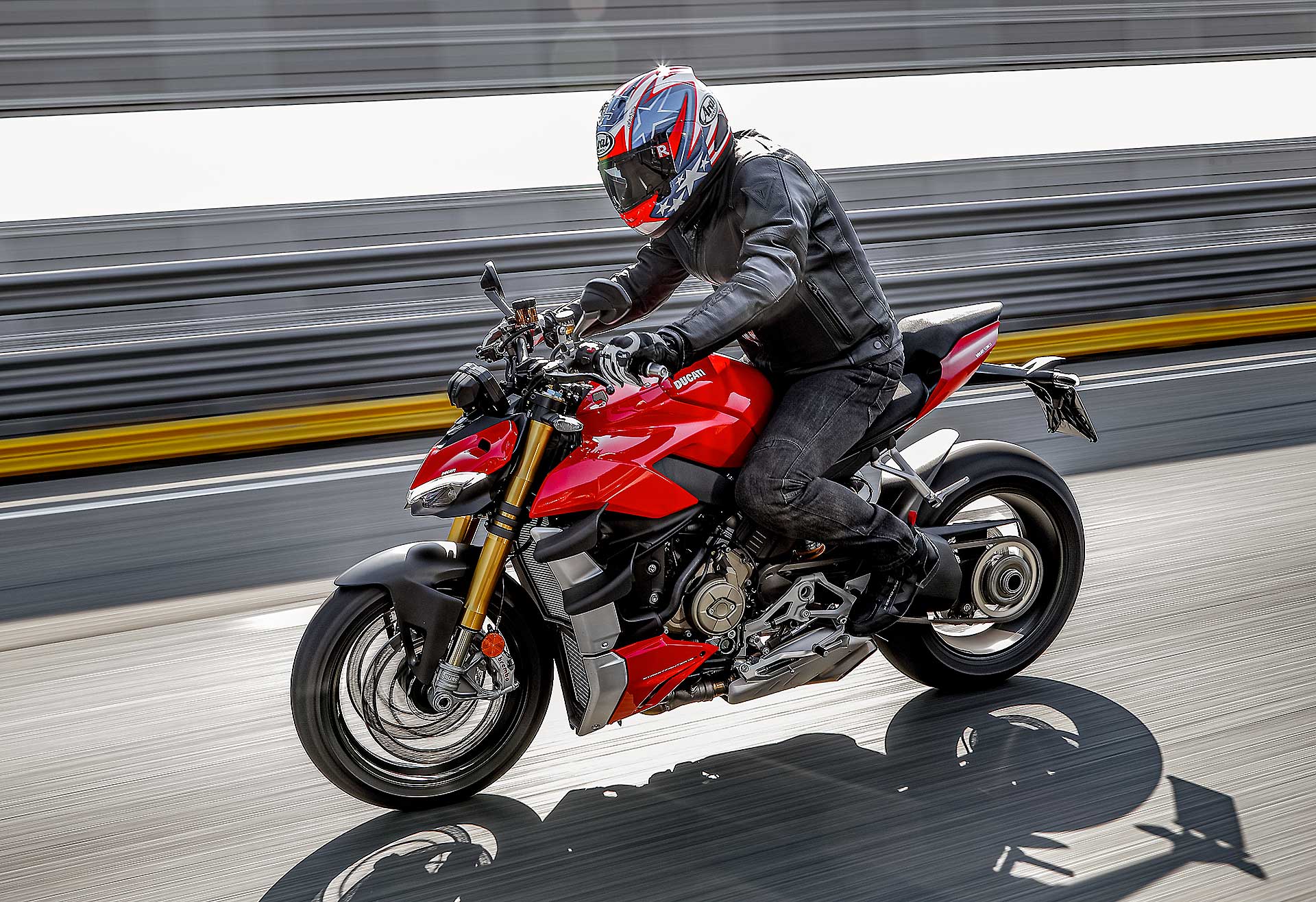 Ducati Streetfighter V4 S rossa, in azione