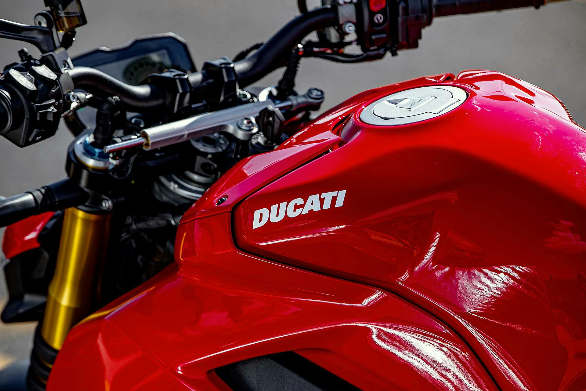 Ducati Streetfighter V4 S rossa dettaglio serbatoio