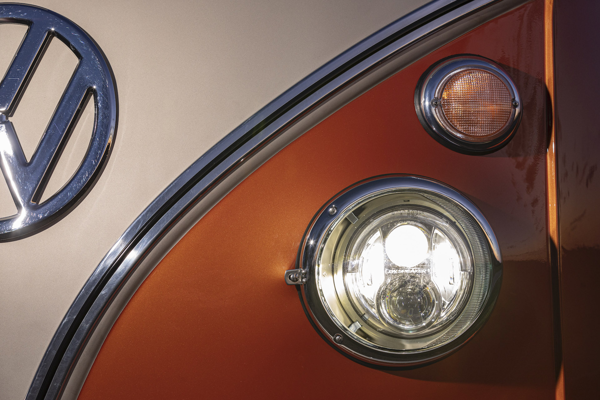 Volkswagen e-bulli dettaglio faro
