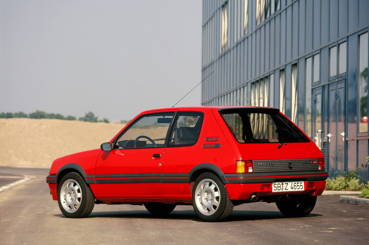 Peugeot 205 1.9 GTI rossa, posteriore