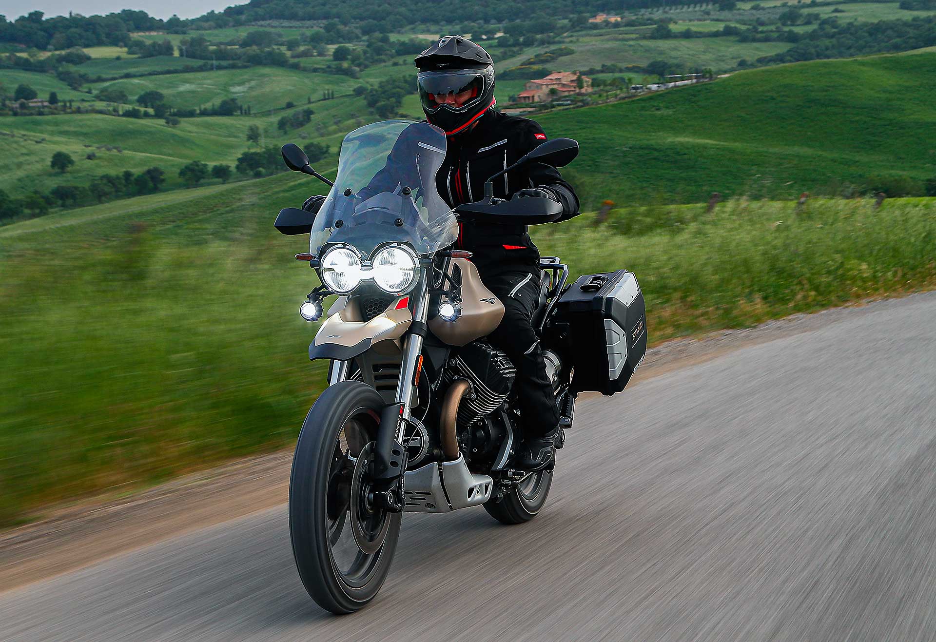Moto Guzzi V85 TT Travel camera car