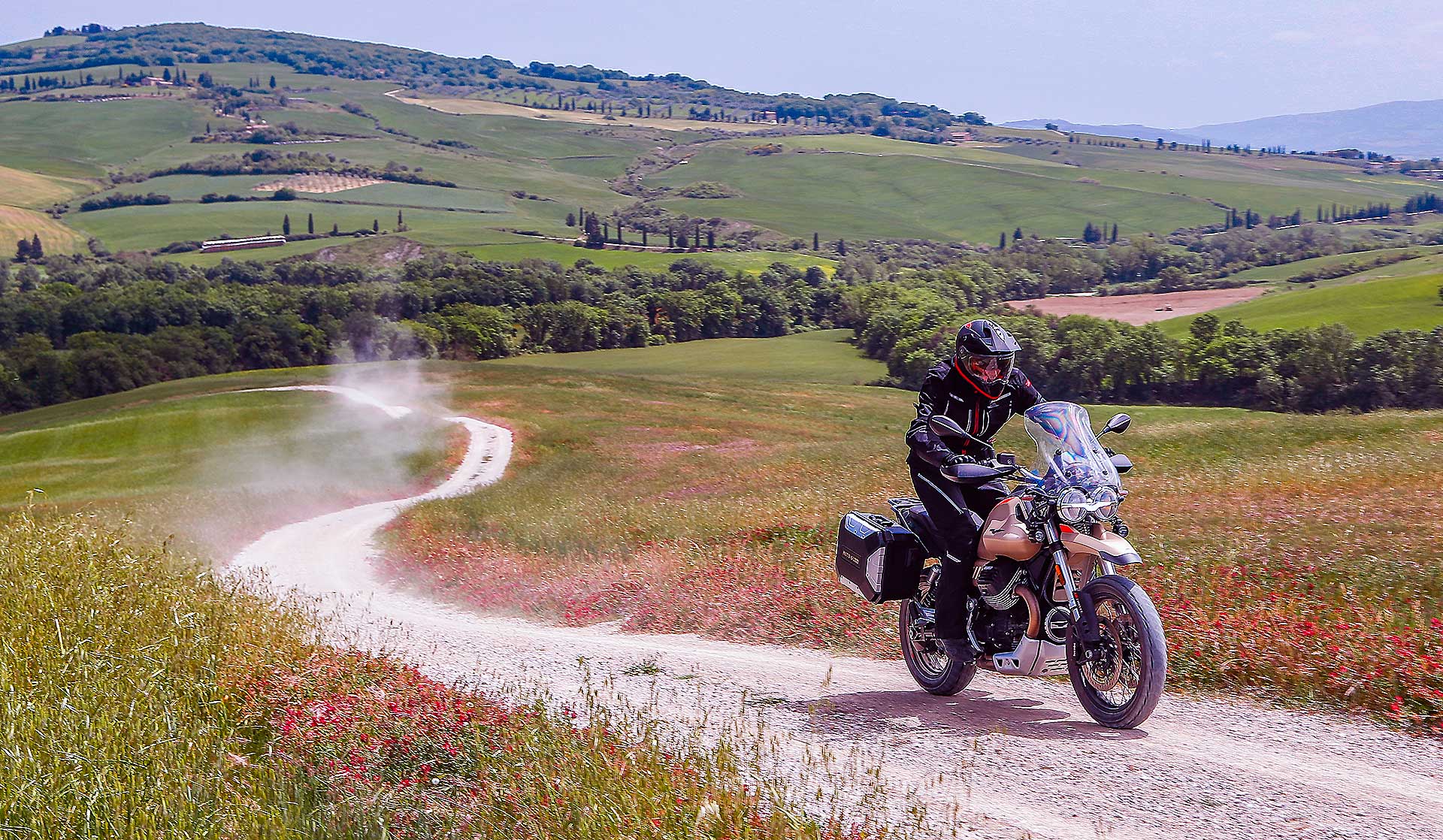 Moto Guzzi V85 TT Travel moto su strade bianche toscane