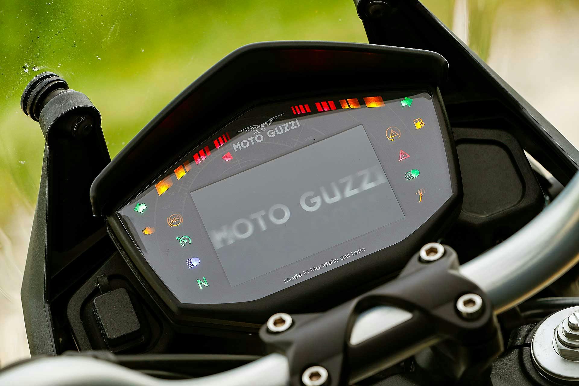 Moto Guzzi V85 TT Travel cruscotto