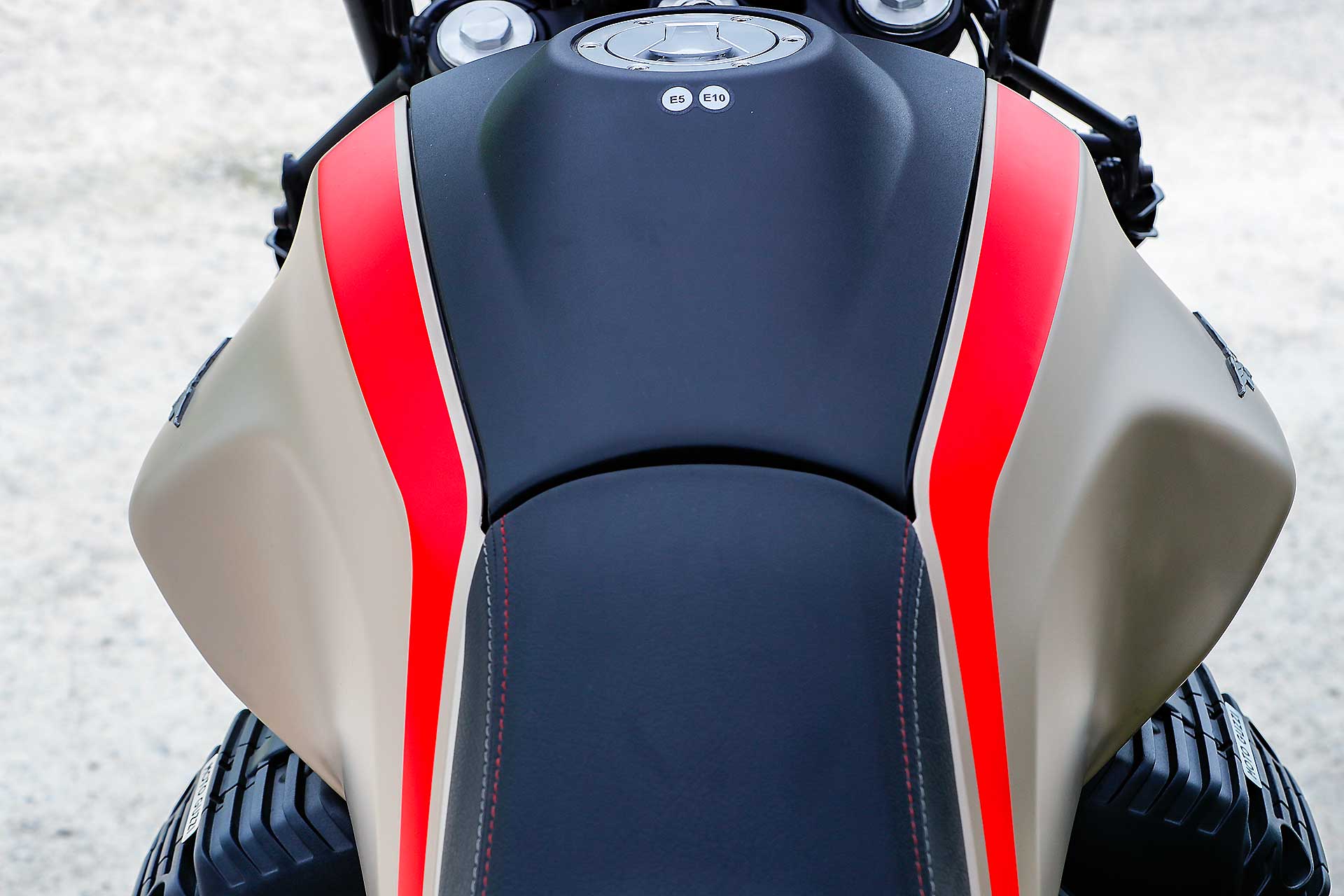 Moto Guzzi V85 TT Travel serbatoio