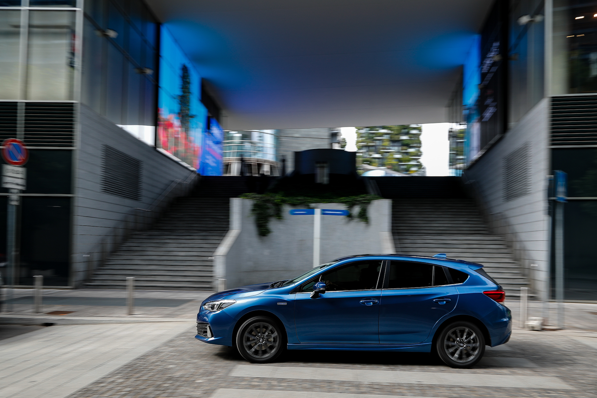 Subaru Impreza ibrida laterale