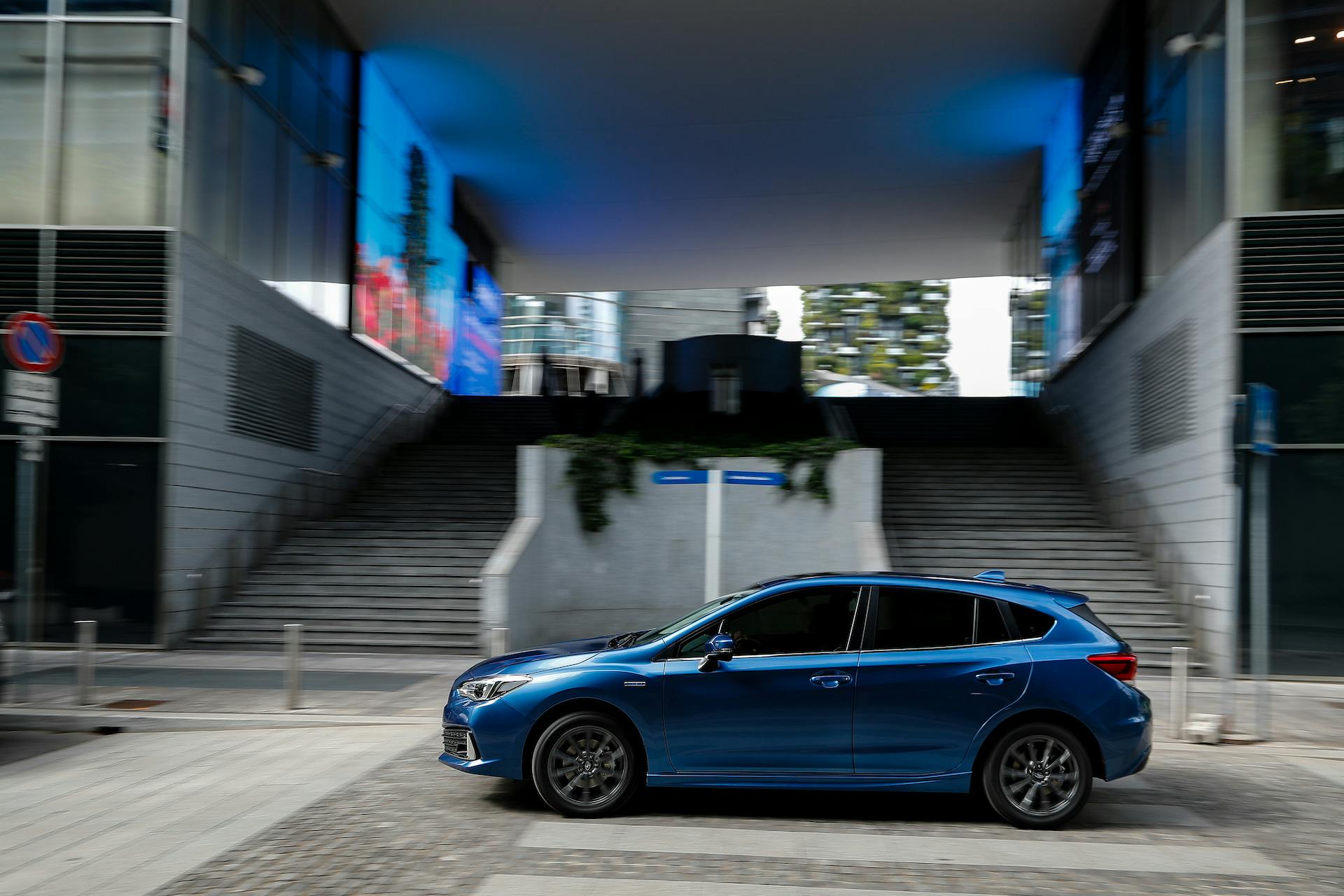 Subaru Impreza ibrida laterale