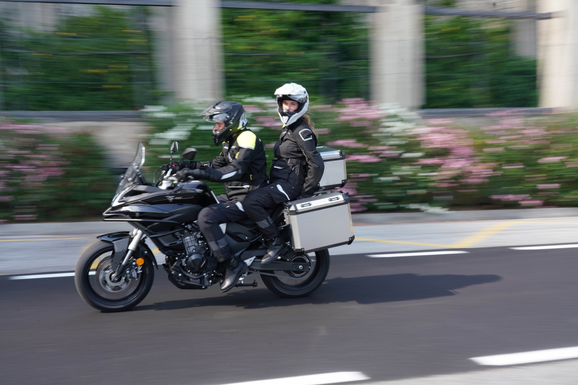 Voge Valico 500 DS, movimento laterale su strada cittadina con passeggero