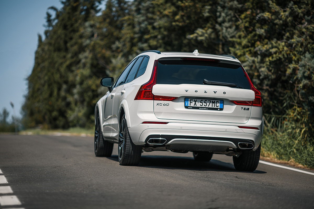 Volvo XC60 B5 bianca vista posteriore