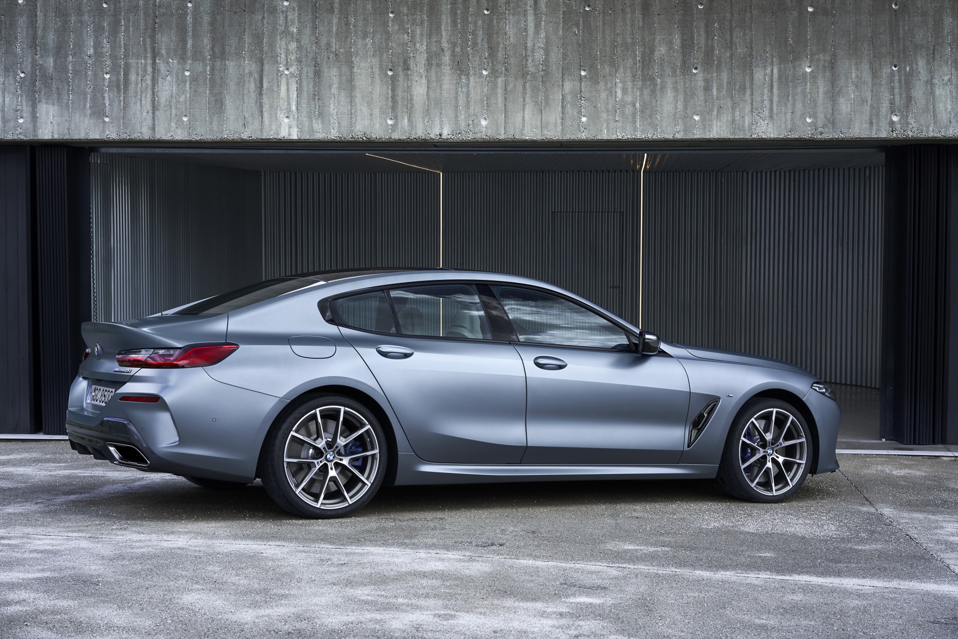 BMW M850i Gran Coupe statica tre quarti posteriore
