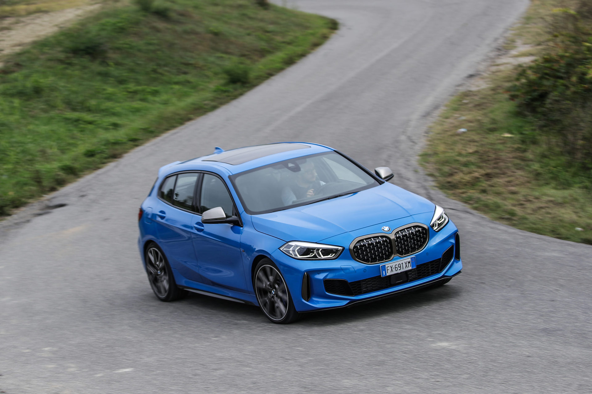 BMW M135i anteriore dinamica
