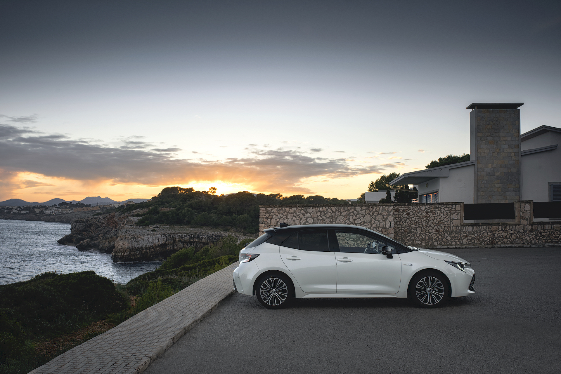 Toyota Corolla bianca laterale