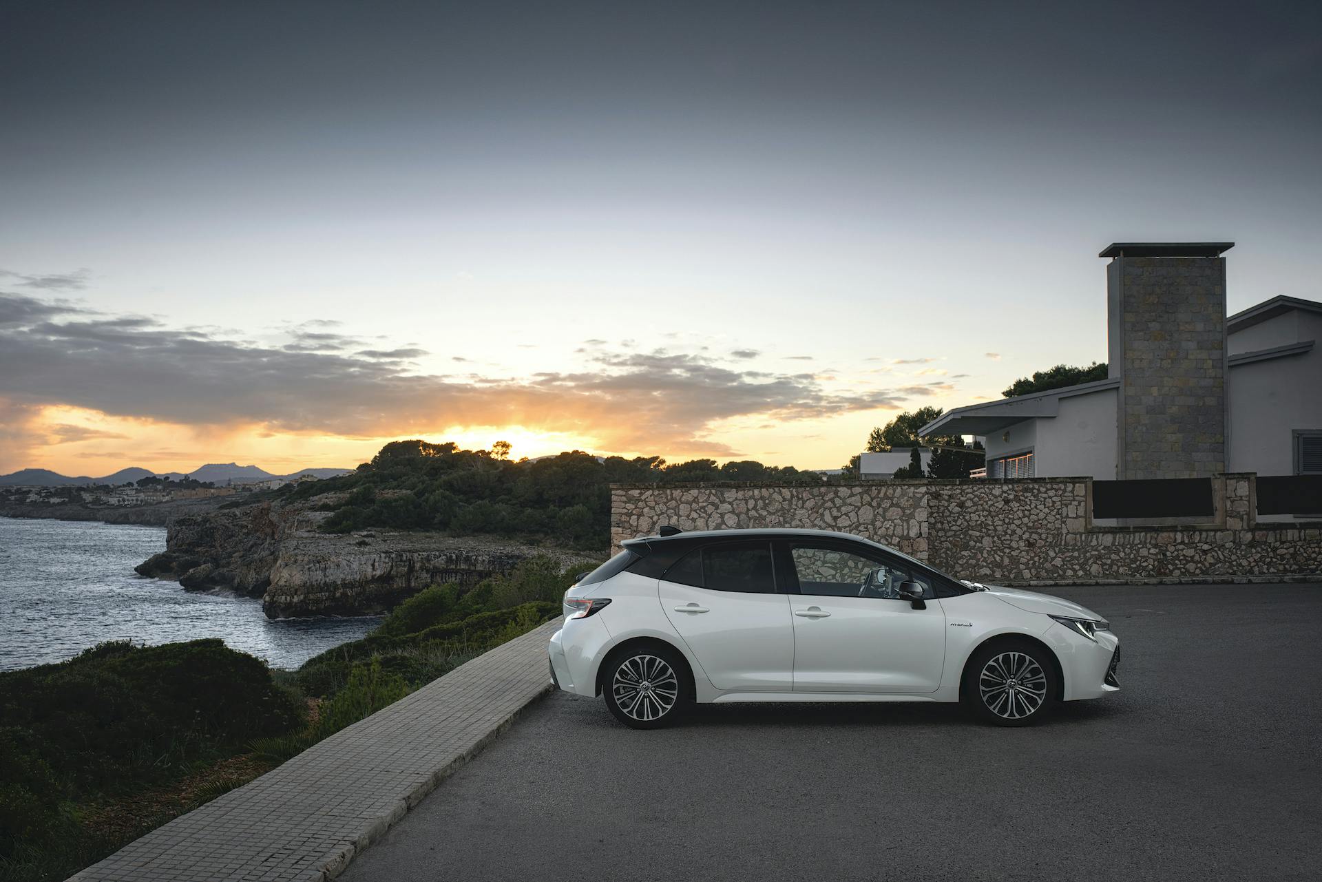 Toyota Corolla bianca laterale