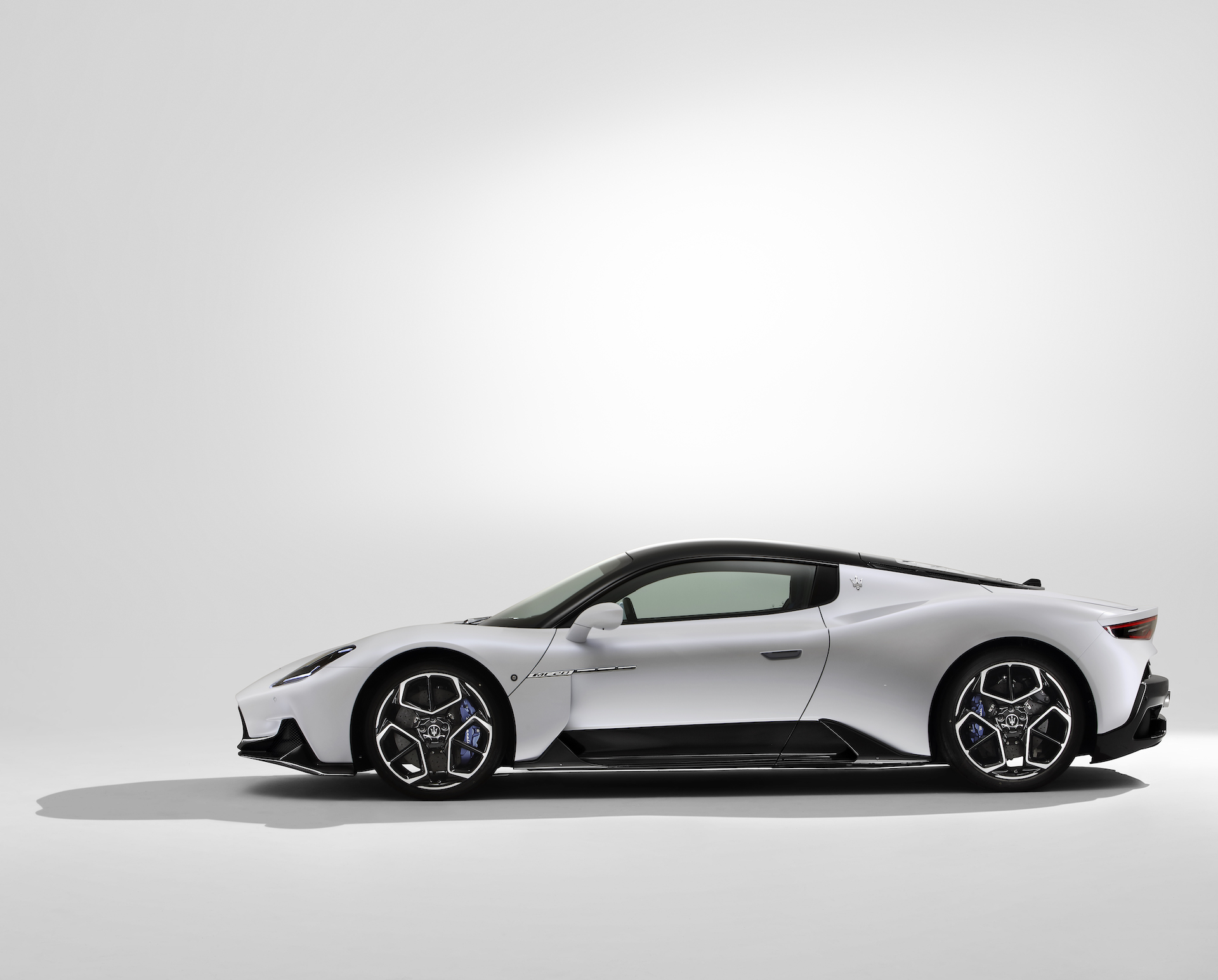 MASERATI MC20 vista laterale