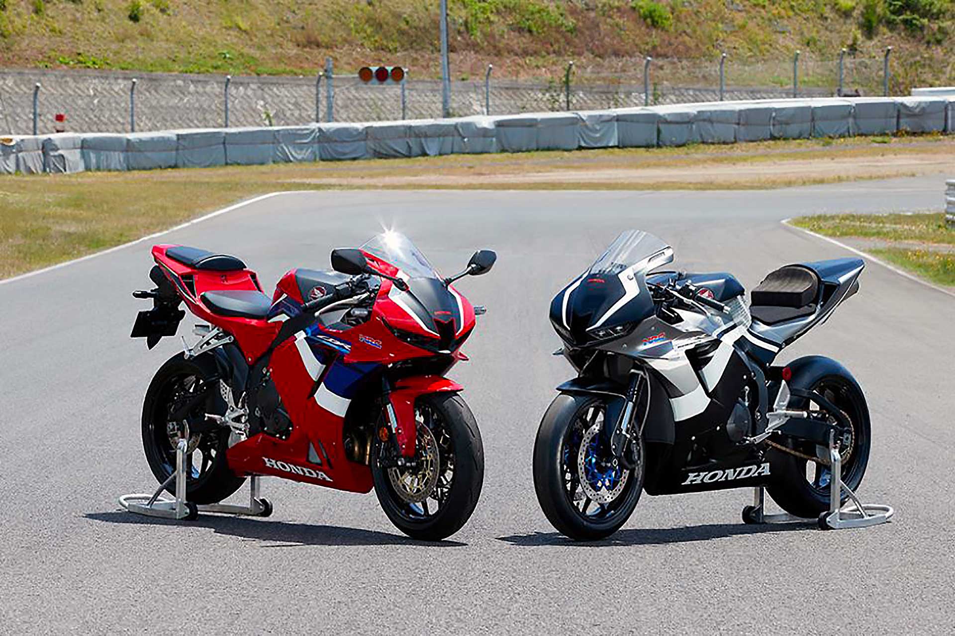 Honda CBR600RR versione stradale e versione racing HRC