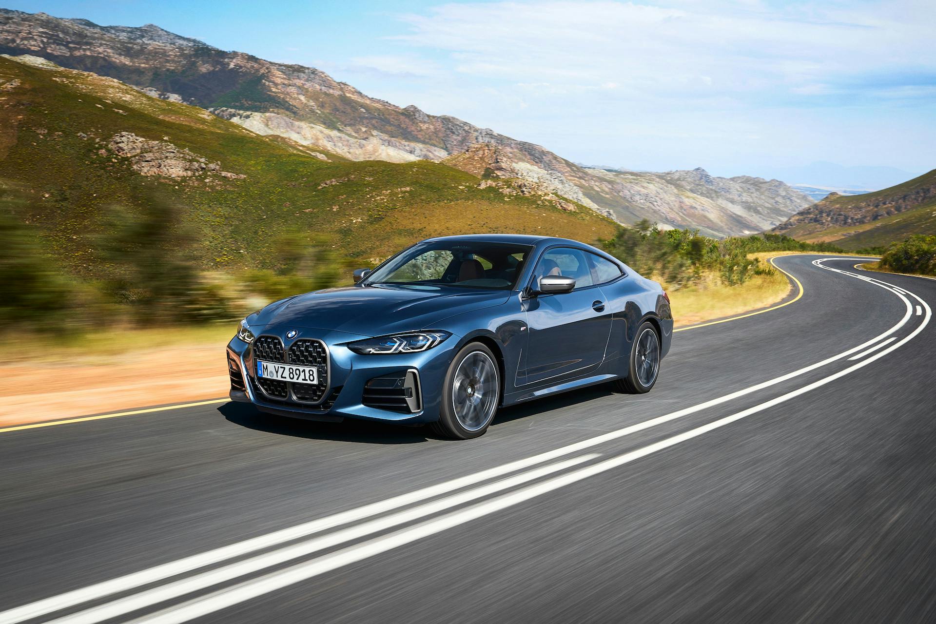BMW Serie 4 dinamica tre quarti anteriore