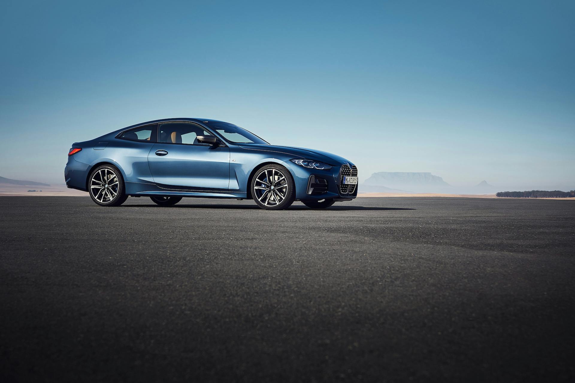BMW Serie 4 Coupé statica tre quarti anteriore