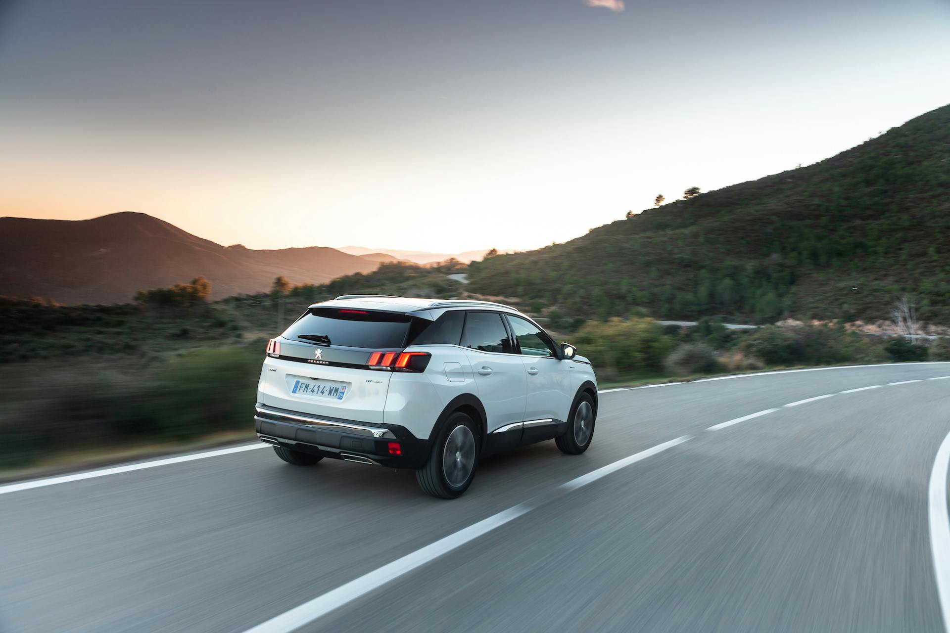 Peugeot 3008 HYbrid4 300 e-AT8 prova consumi