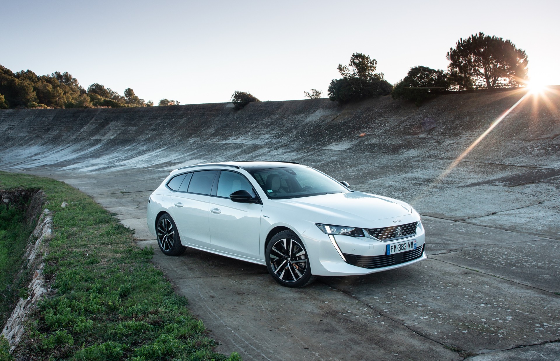 Peugeot gamma elettrificata, 508 SW ibrida plug-in bianca statica tre quarti anteriore