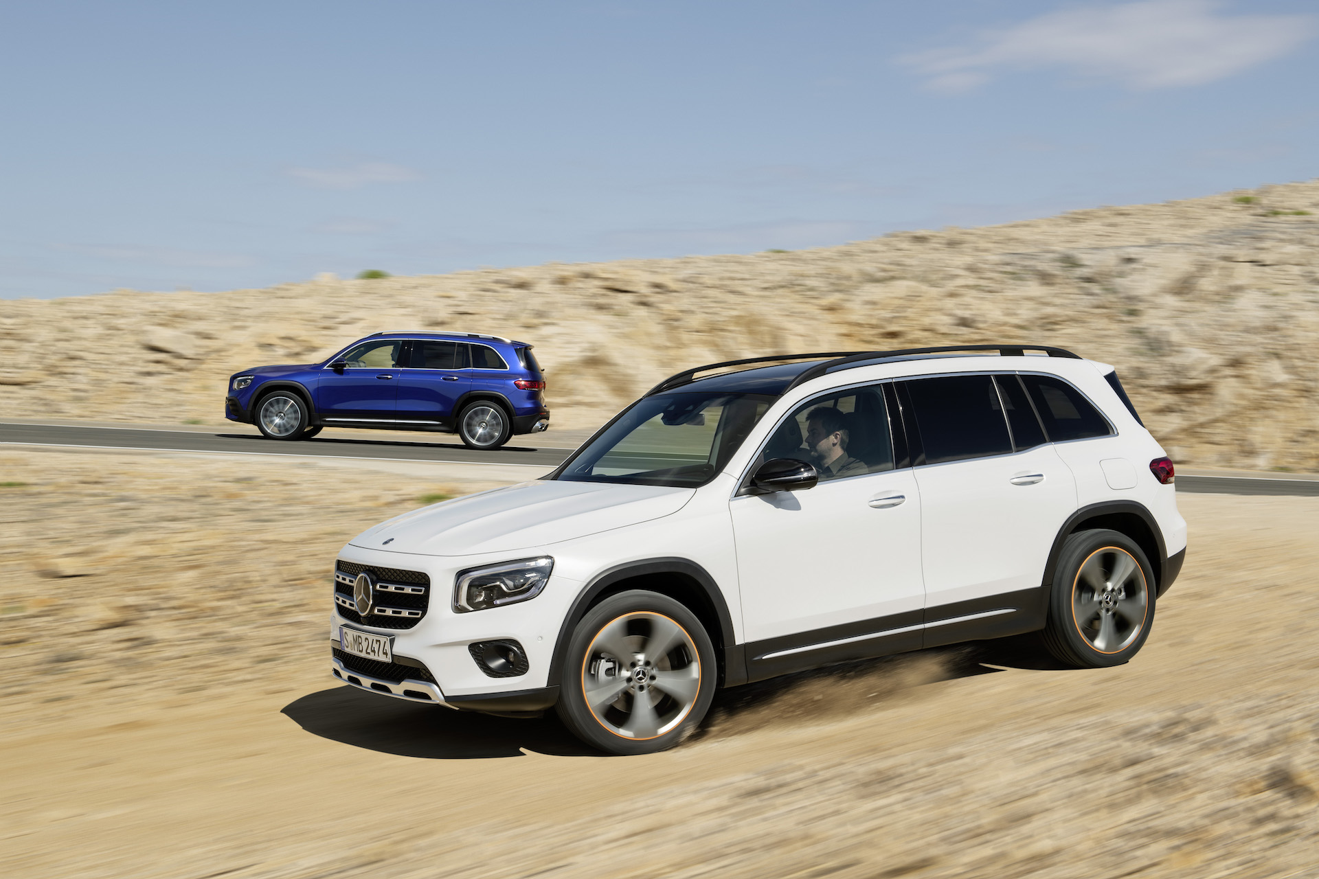 Mercedes-Benz GLB blu e bianca, foto in movimento