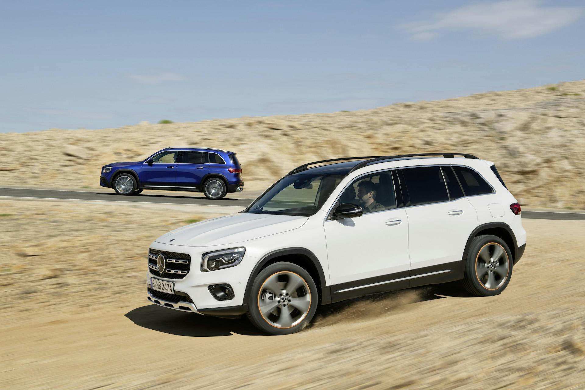 Mercedes-Benz GLB blu e bianca, foto in movimento