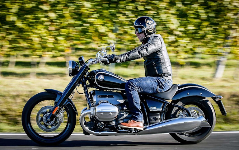 BMW R 18 in Azione Langhe