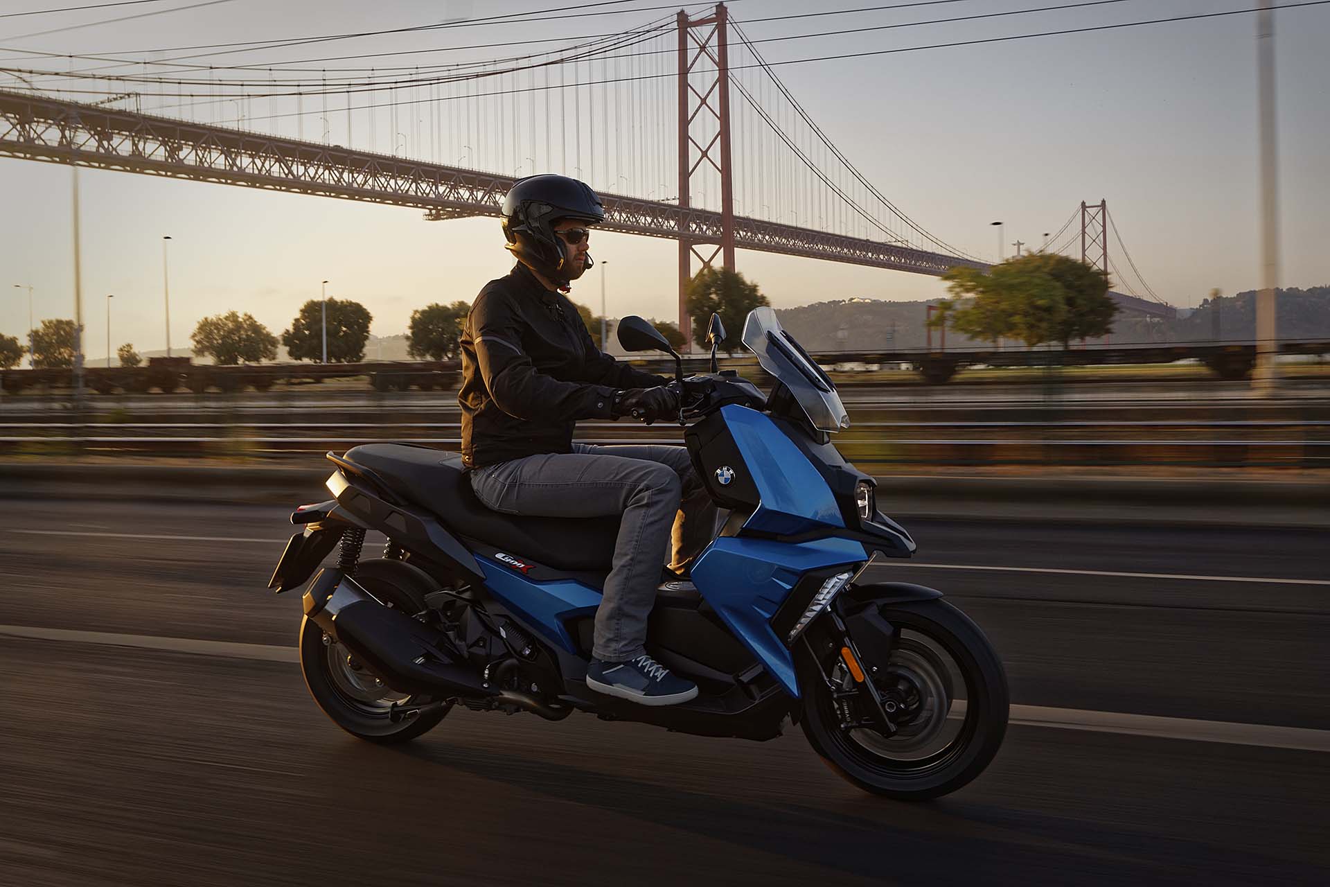 BMW C 400 X su strada in città