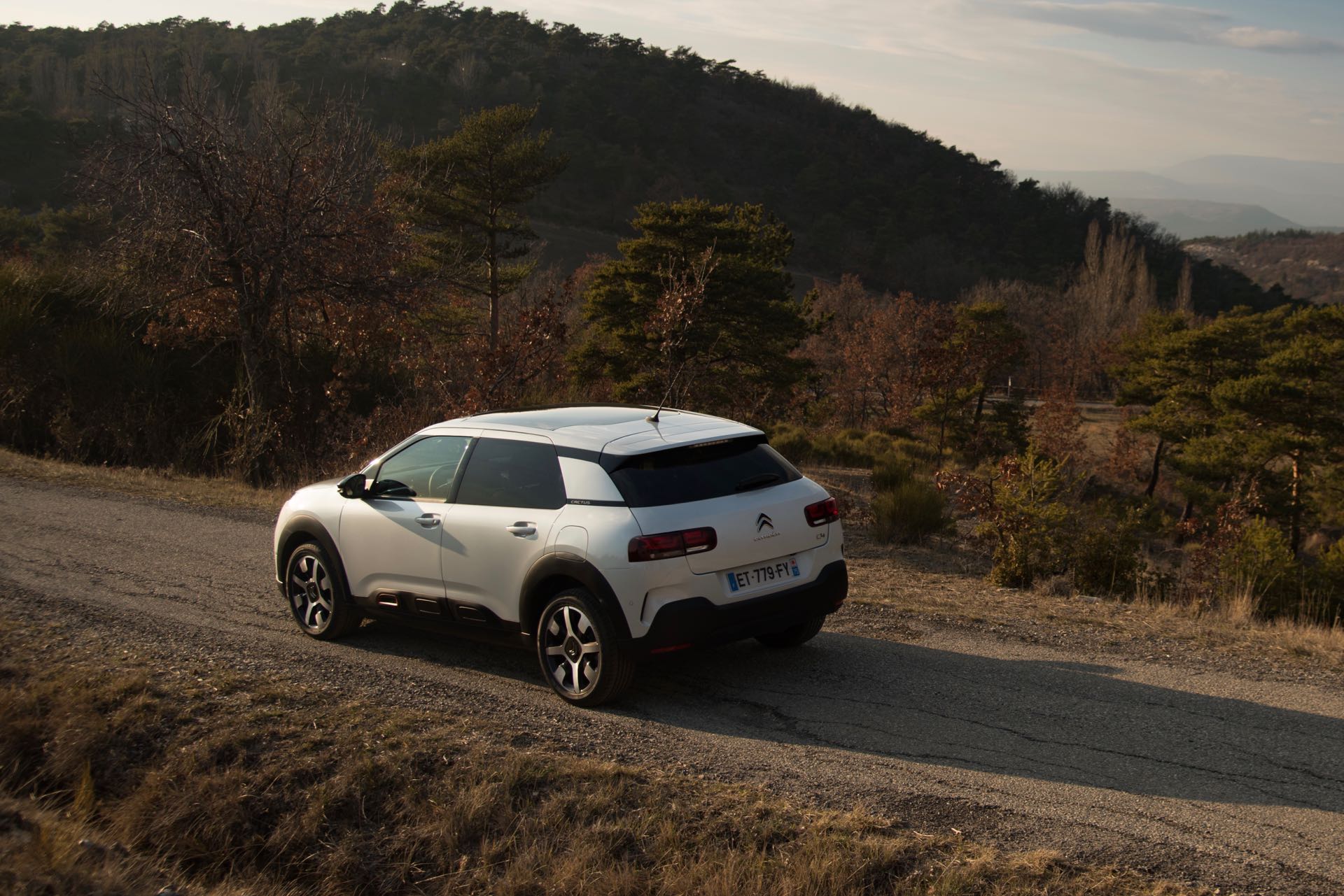 Citroen C4 Cactus 2018 3/4 laterale posteriore dall'alto in movimento su strada