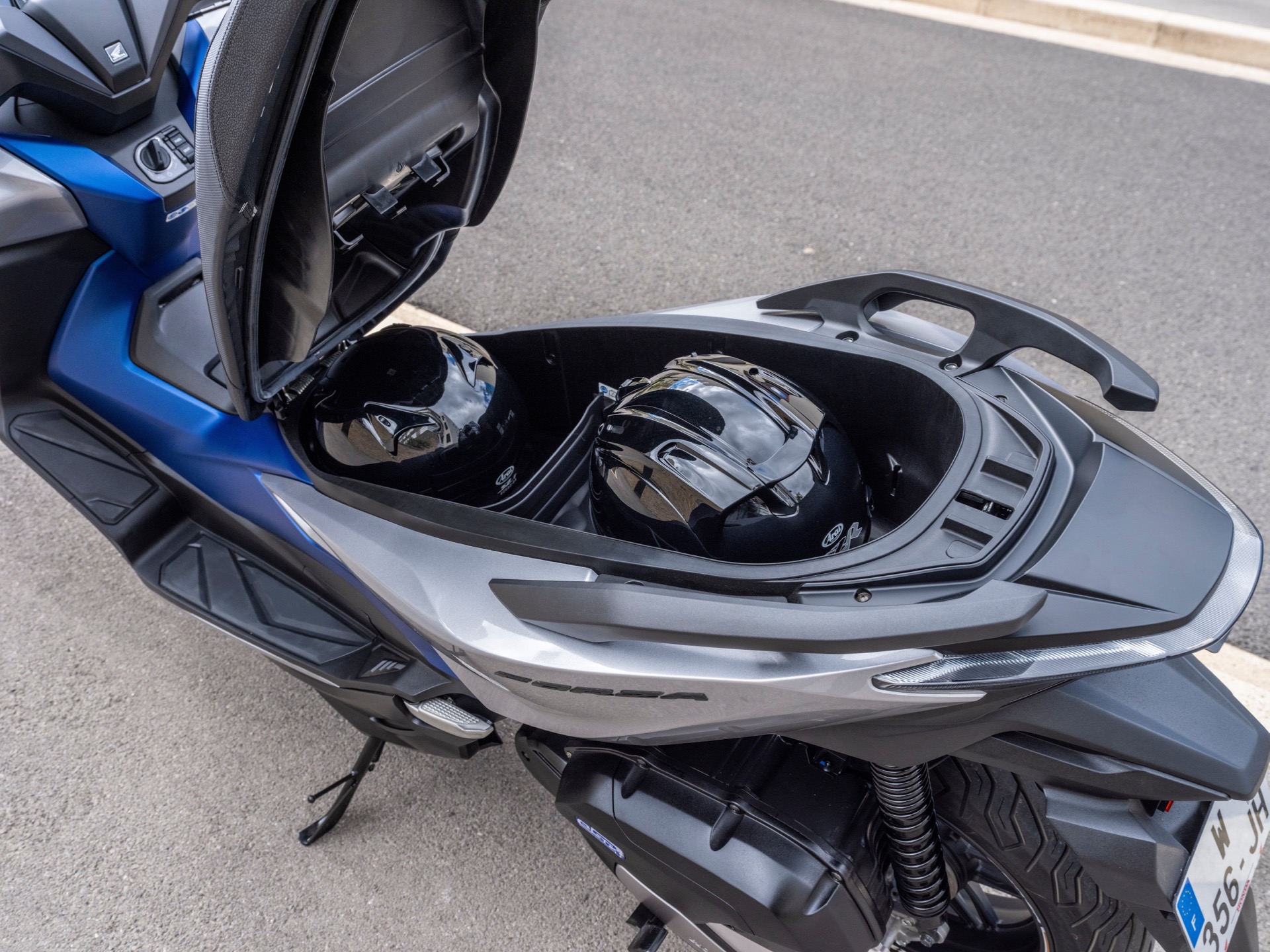 HONDA FORZA 125 vano sottosella