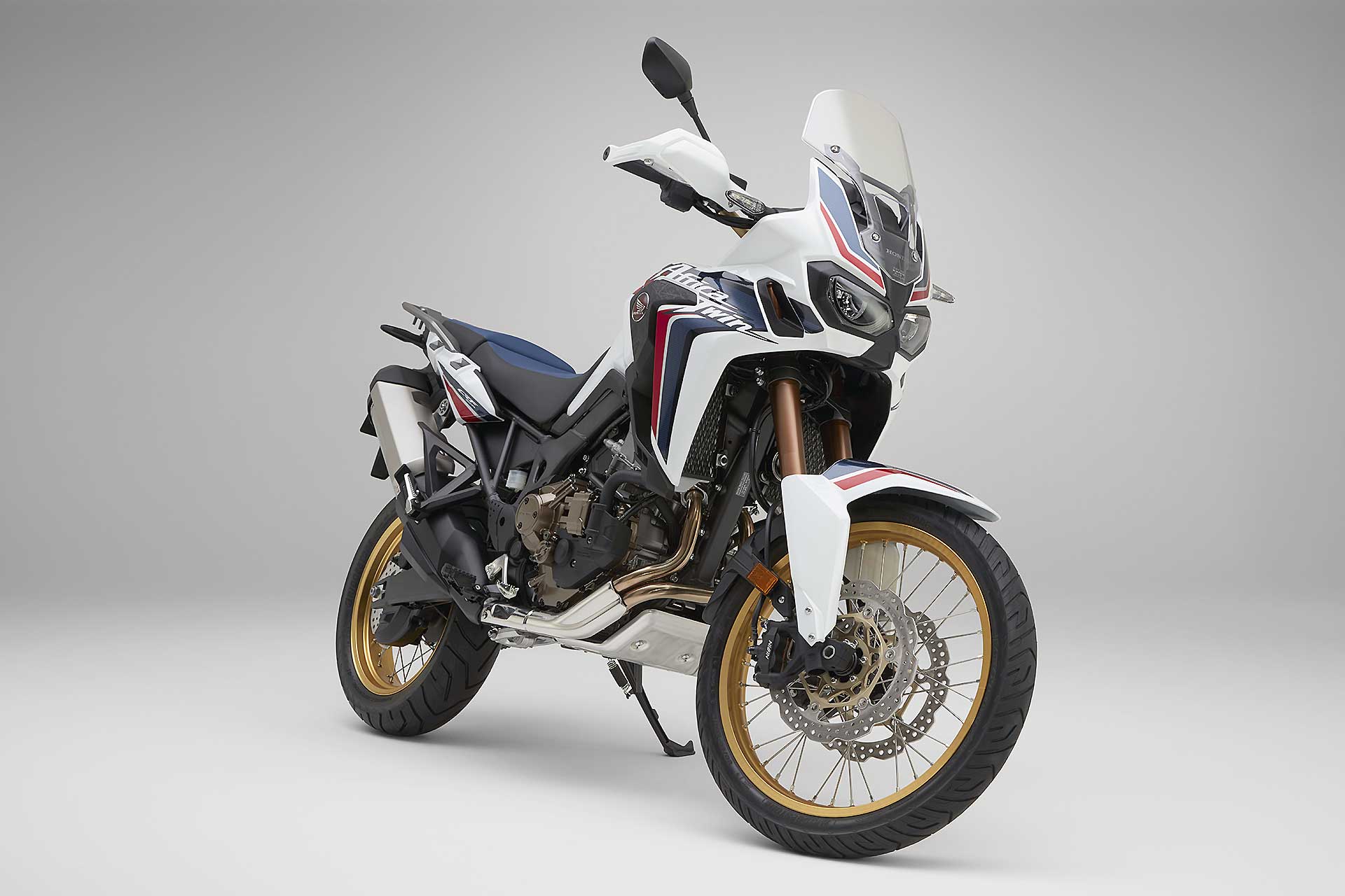 Honda CRF1000L Africa Twin MY2018 su sfondo bianco