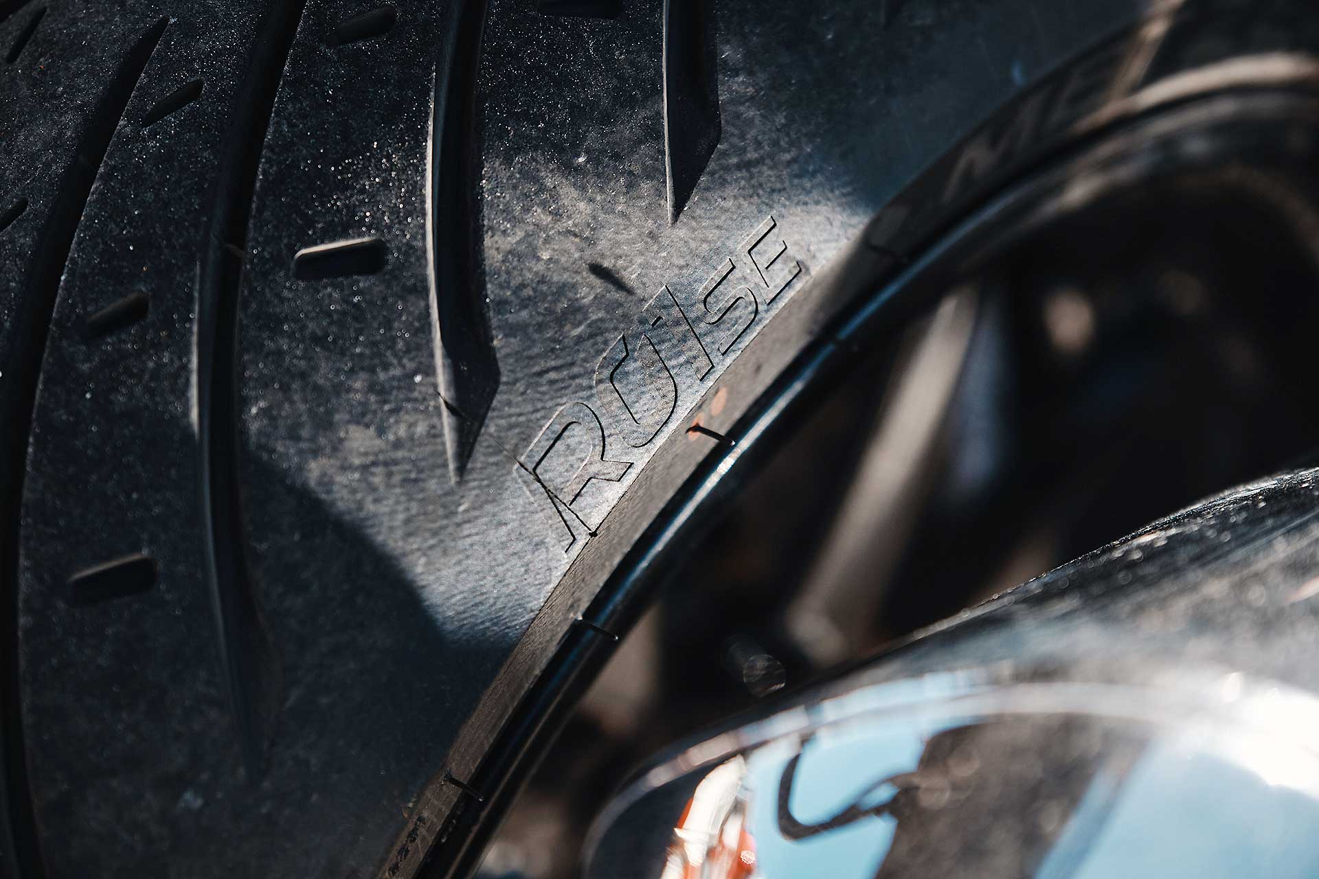 Metzeler Roadtec R01 SE