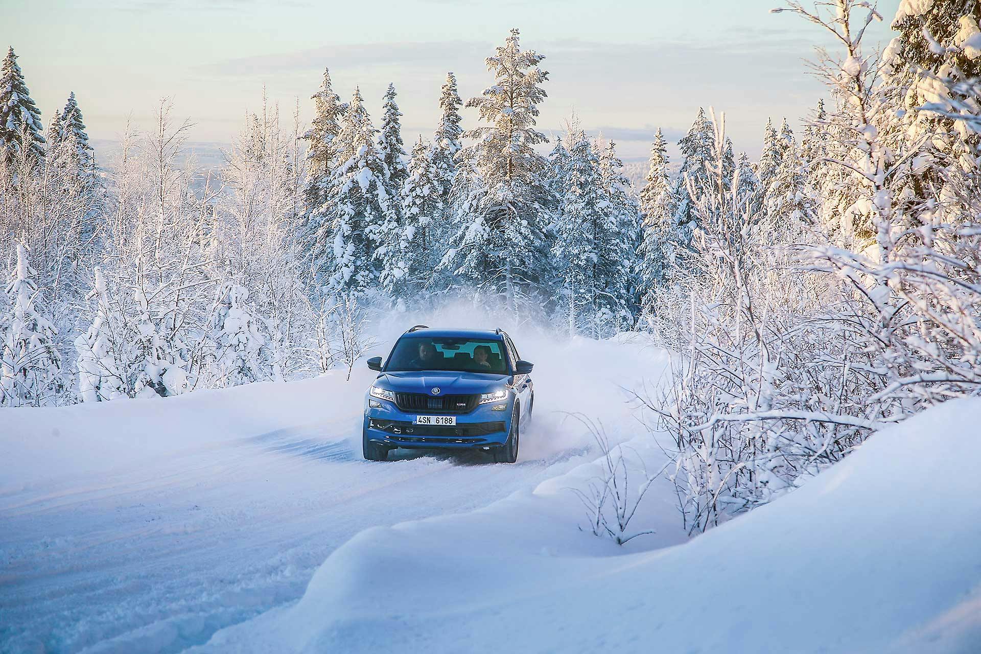 Skoda Kodiaq auto in sbandata su neve in Finlandia