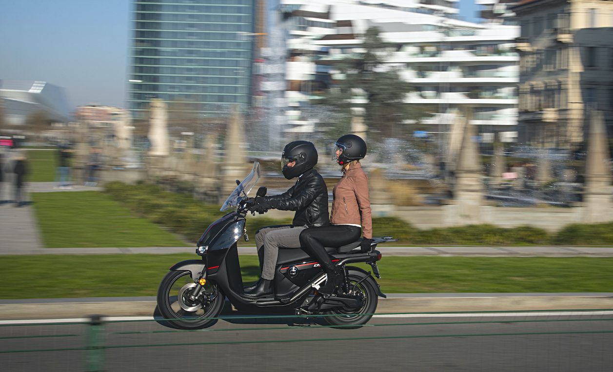 Super Soco CPx due persone a bordo