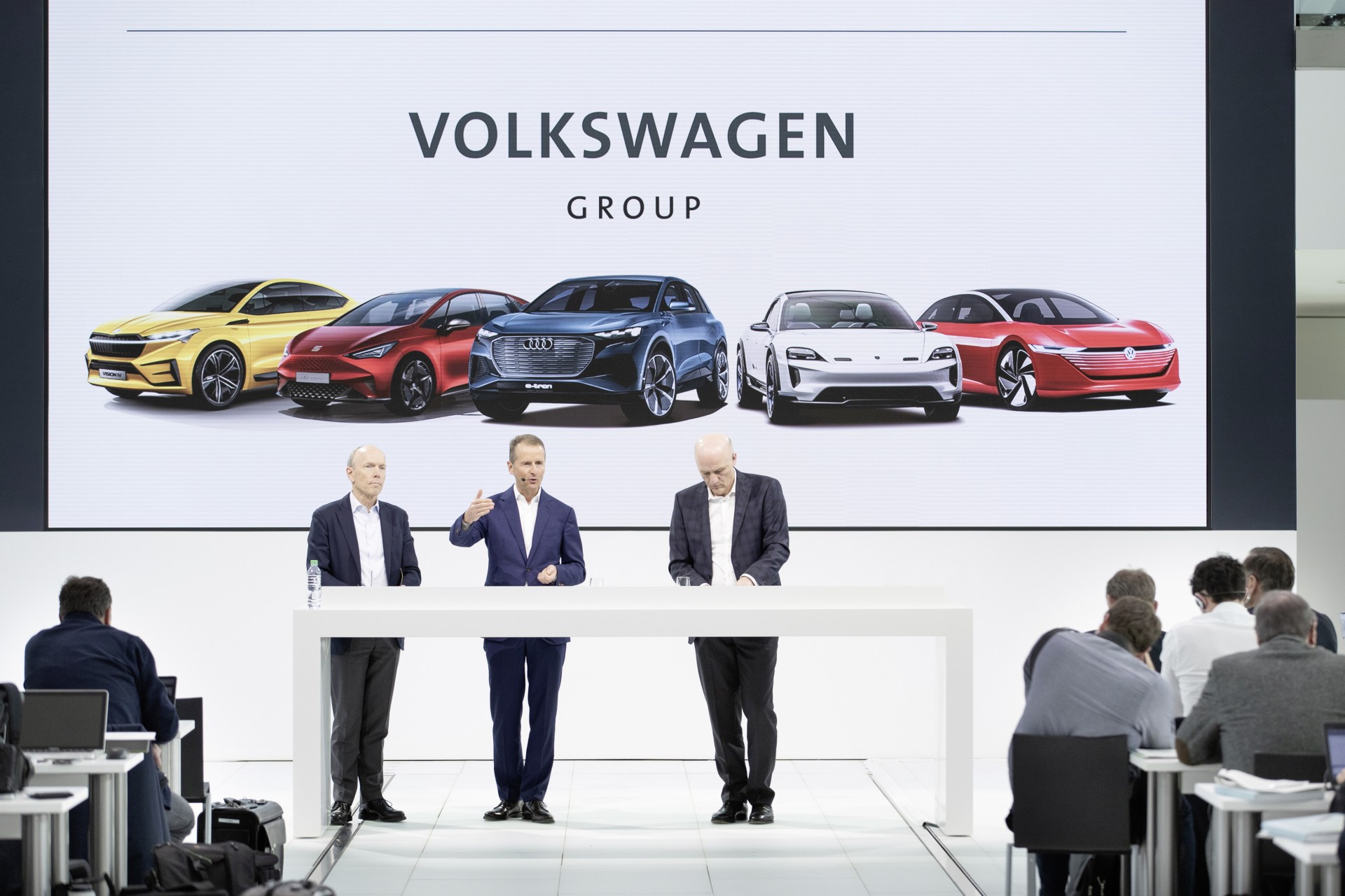 Dr. Herbert Diess, Vorsitzender des Vorstands der Volkswagen AG und Vorsitzender des Markenvorstands Volkswagen Pkw, Frank Witter, Mitglied des Vorstands der Volkswagen AG GeschÃ¤ftsbereich Finanzen und Controlling, spricht am Dienstag (12.03.2019) anlÃ¤ÃŸlich der Jahrespressekonferenz in Wolfsburg (Niedersachsen). Foto: Friso Gentsch/Volkswagen