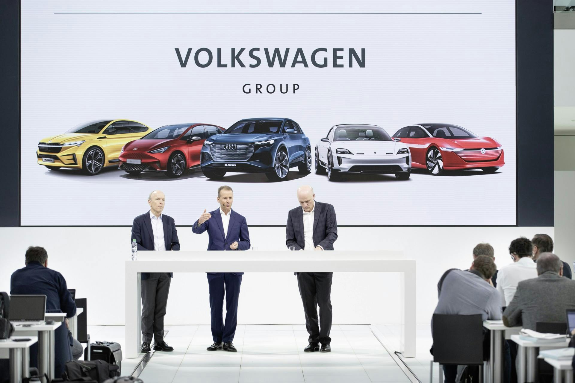 Dr. Herbert Diess, Vorsitzender des Vorstands der Volkswagen AG und Vorsitzender des Markenvorstands Volkswagen Pkw, Frank Witter, Mitglied des Vorstands der Volkswagen AG Geschäftsbereich Finanzen und Controlling, spricht am Dienstag (12.03.2019) anläßlich der Jahrespressekonferenz in Wolfsburg (Niedersachsen). Foto: Friso Gentsch/Volkswagen
